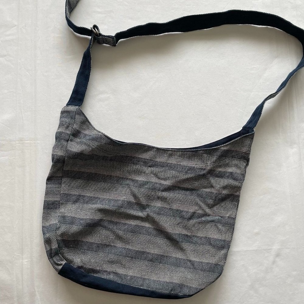 Thirty-One Gifts Woven Navy Blue Retro Metro Hobo Crossbody Bag - Picture 5 of 6